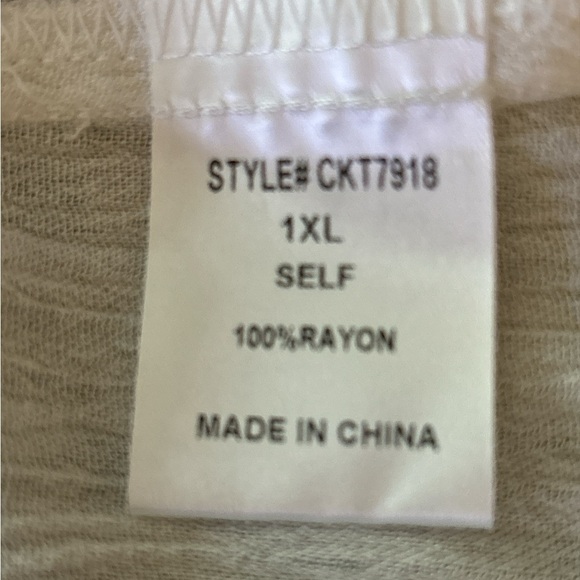 COCO KELLY top, white crinkle fabric and floral embroidery, flutter sleeves. - Picture 6 of 6